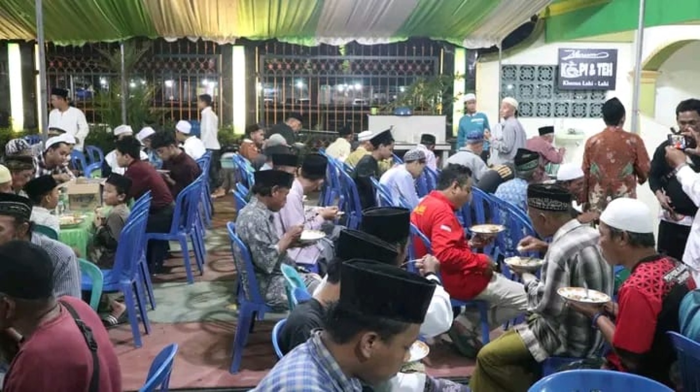 Buka Bersama Gratis di Masjid Besar Al-Falah Kencong, Jamaah Tua-Muda Antusias Padati Area Masjid