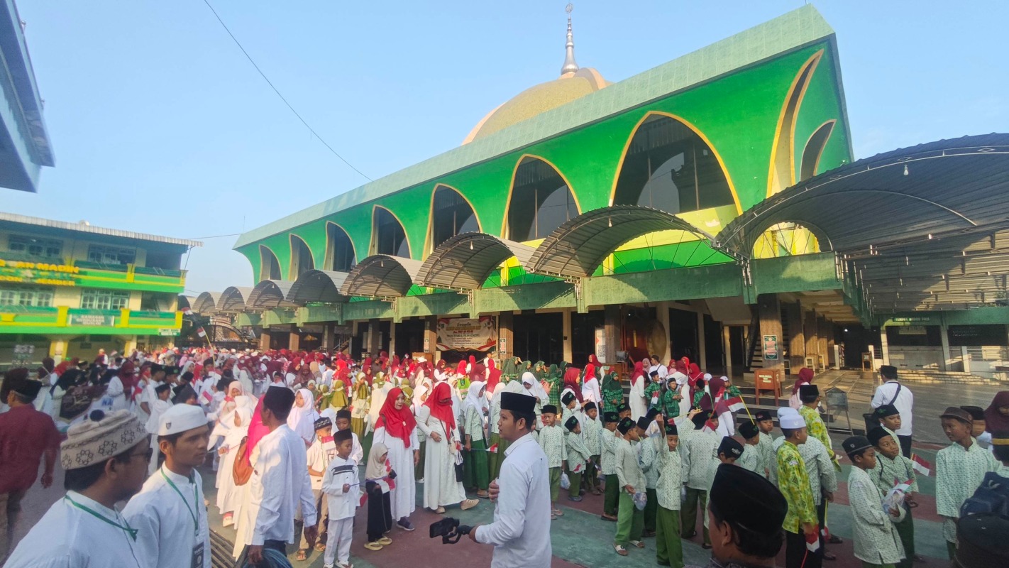 Kirab 1000 Santri Kencong Diwarnai Drumband dan Doorprize 100 Hadiah